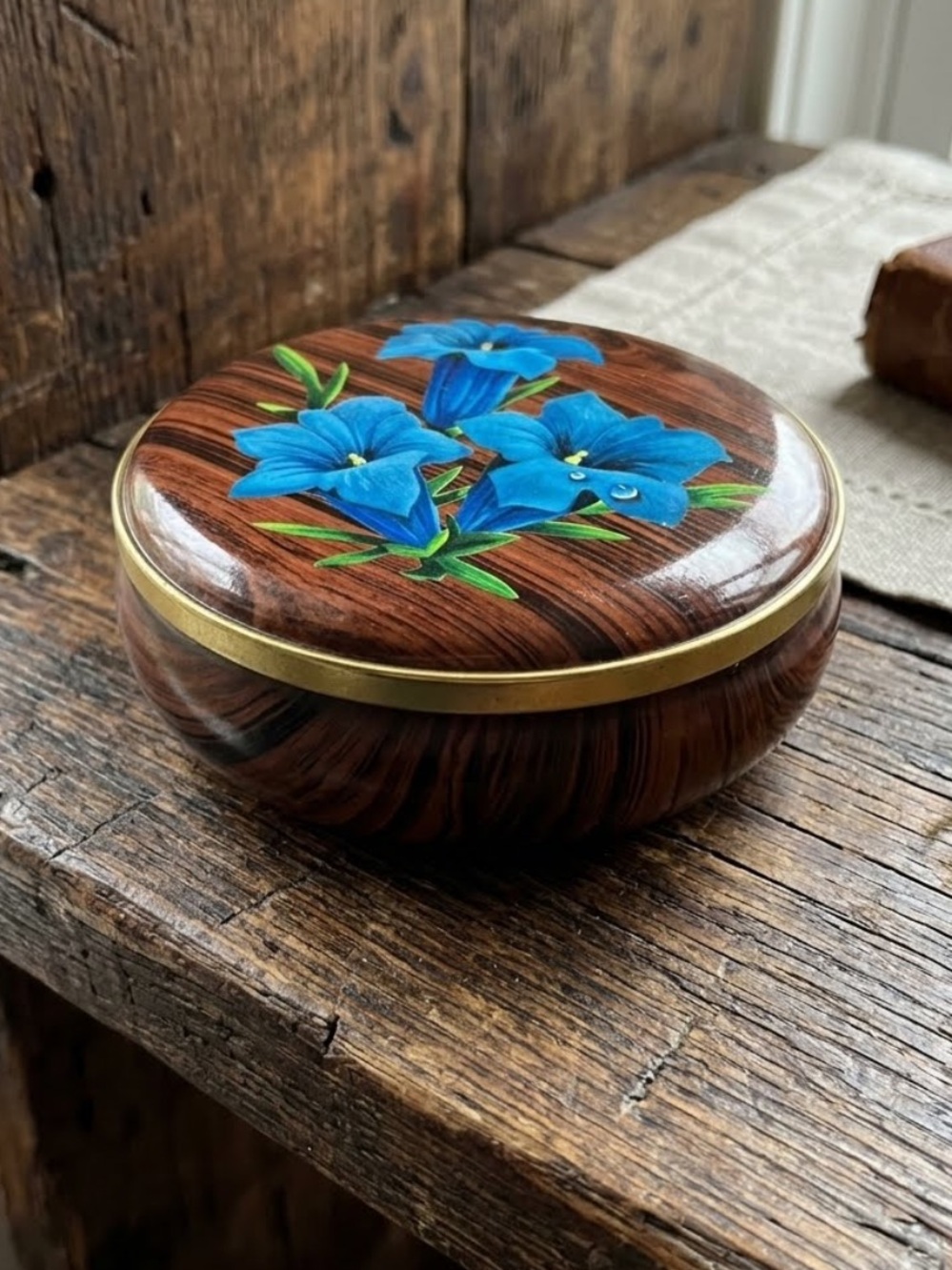 vintage Riley's Toffee Tin England
woodgrain & blue flowers
Collectible